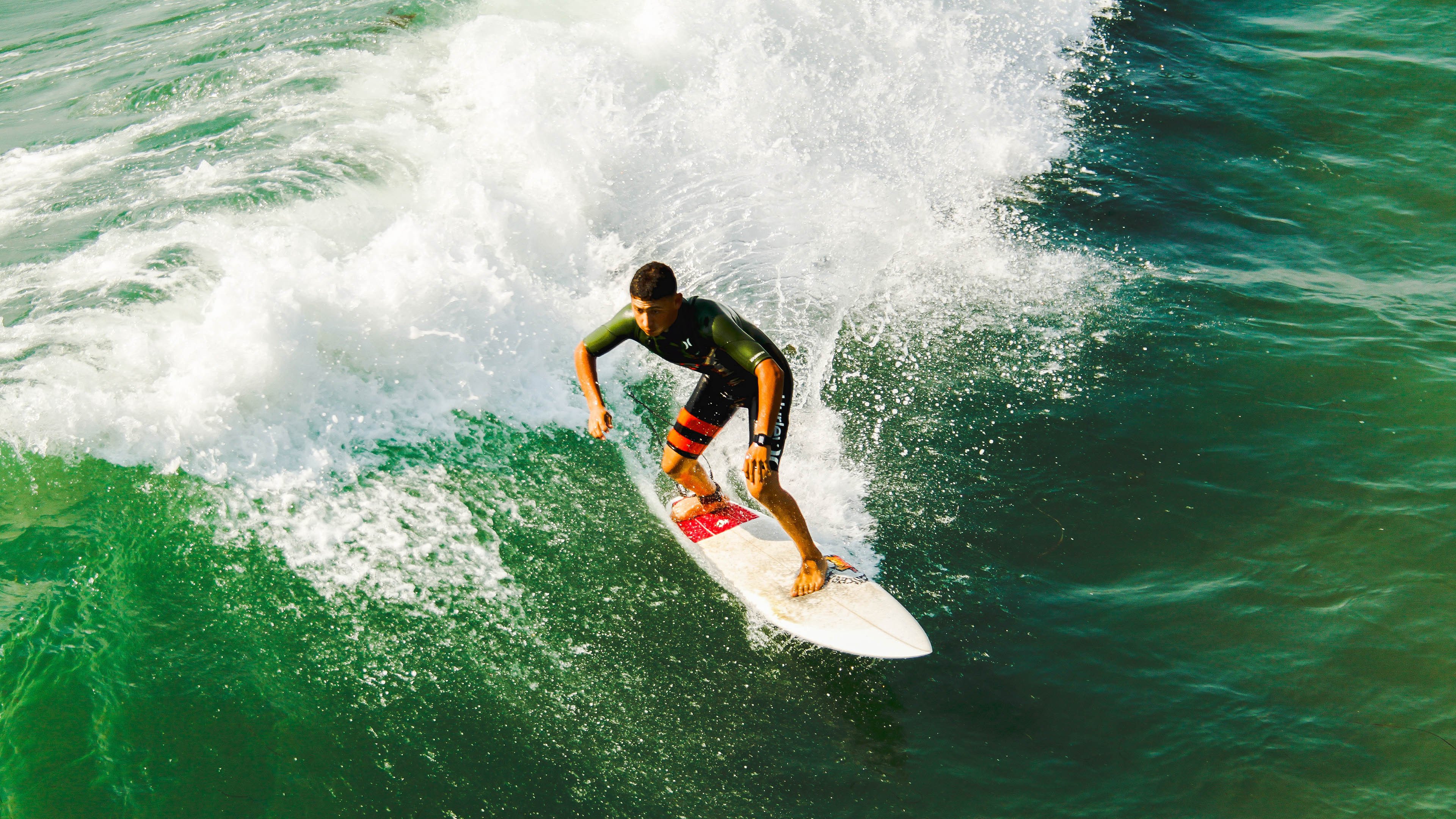德甲争冠战焦点战，巴萨最后时刻击败尼斯，一场跨越时空的双线奇迹