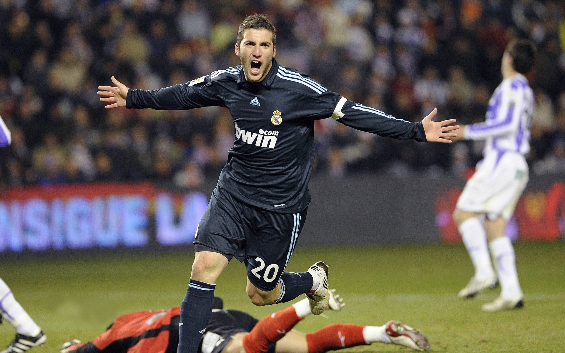 佛罗伦萨强行终结伊朗，卡拉斯科打出统治级数据，当足球成为地缘政治的延伸